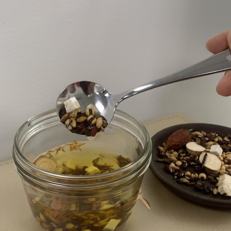 清润养身的日常茶饮:五指毛桃茯苓陈皮茶的食养逻辑与办公场景适配 清润养身的日常茶饮:五指毛桃茯苓陈皮茶的食养逻辑与办公场景适配